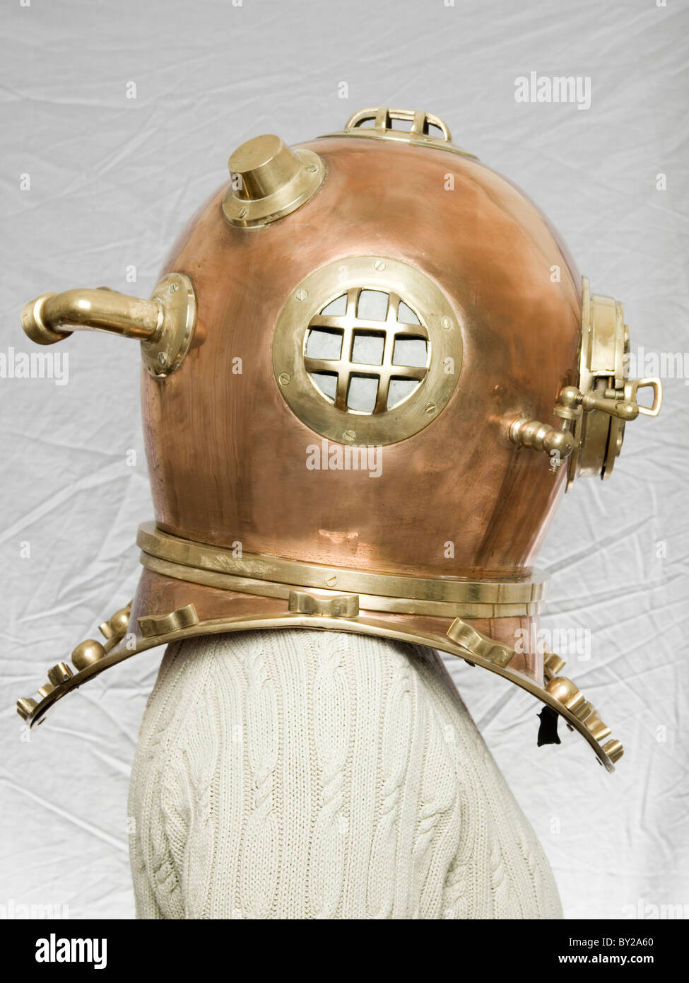 Modello indossa una seconda guerra mondiale Diving casco Foto Stock