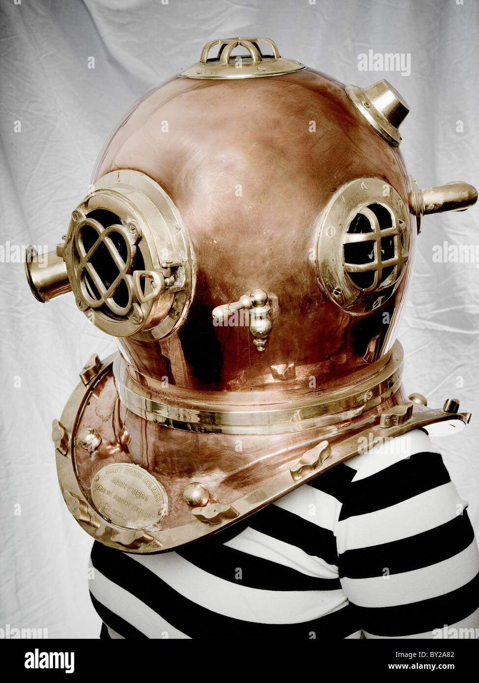 Modello indossa una seconda guerra mondiale Diving casco Foto Stock