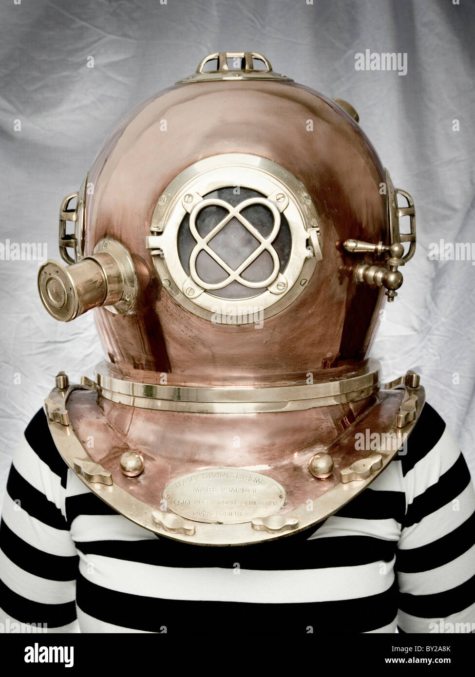 Modello indossa una seconda guerra mondiale Diving casco Foto Stock