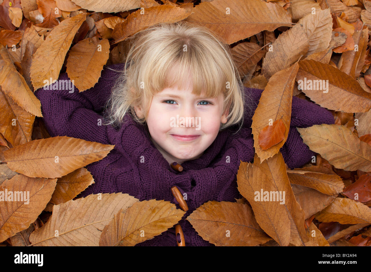 Giovane ragazza,,cinque,5,caucasian,autunno,caduta,foglie,sorriso,sorridente Foto Stock