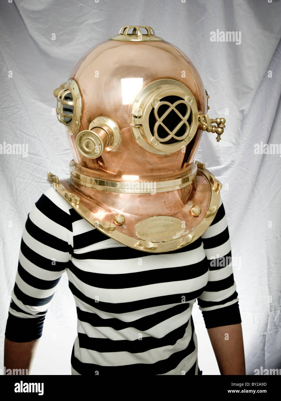 Modello indossa una seconda guerra mondiale Diving casco Foto Stock