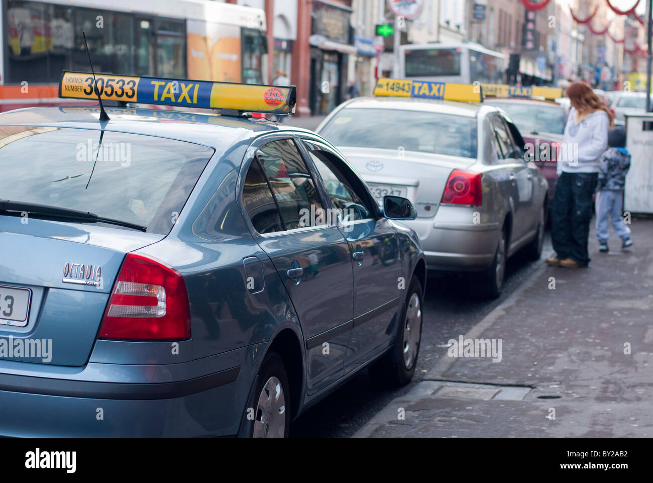 Una fila di taxi in William Street nella città di Limerick, Repubblica di Irlanda Foto Stock