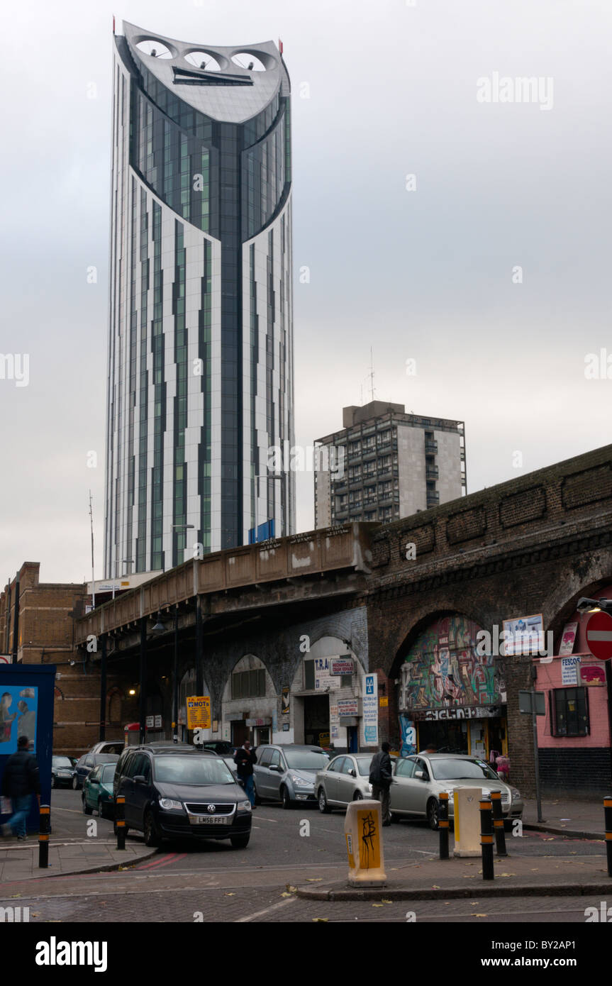 La torre Strata visto innalzarsi al di sopra di Elephant e Castle stazione ferroviaria, Londra del sud Foto Stock