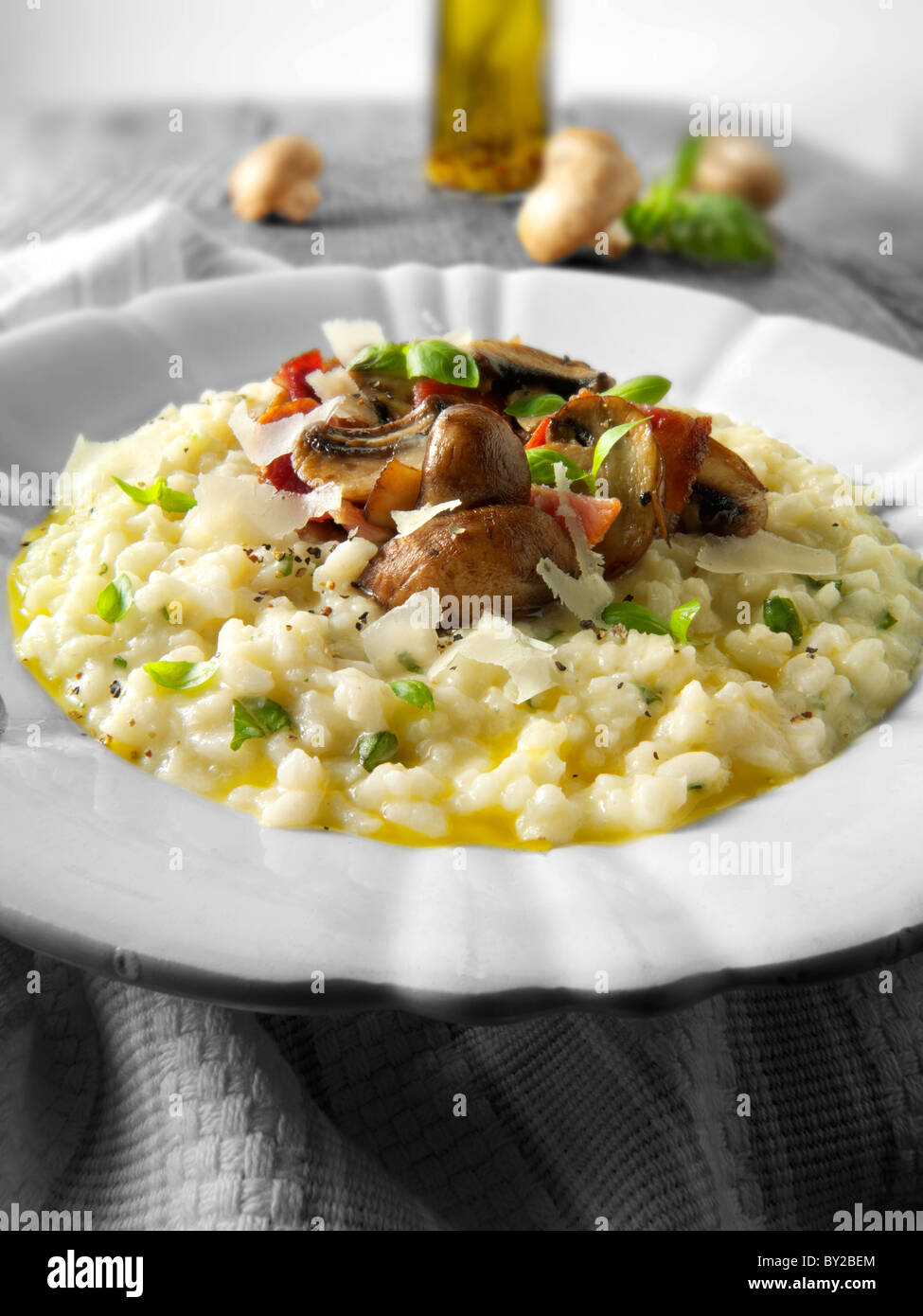 Risotto classico selvaggio con funghi porcini e pancetta Foto Stock