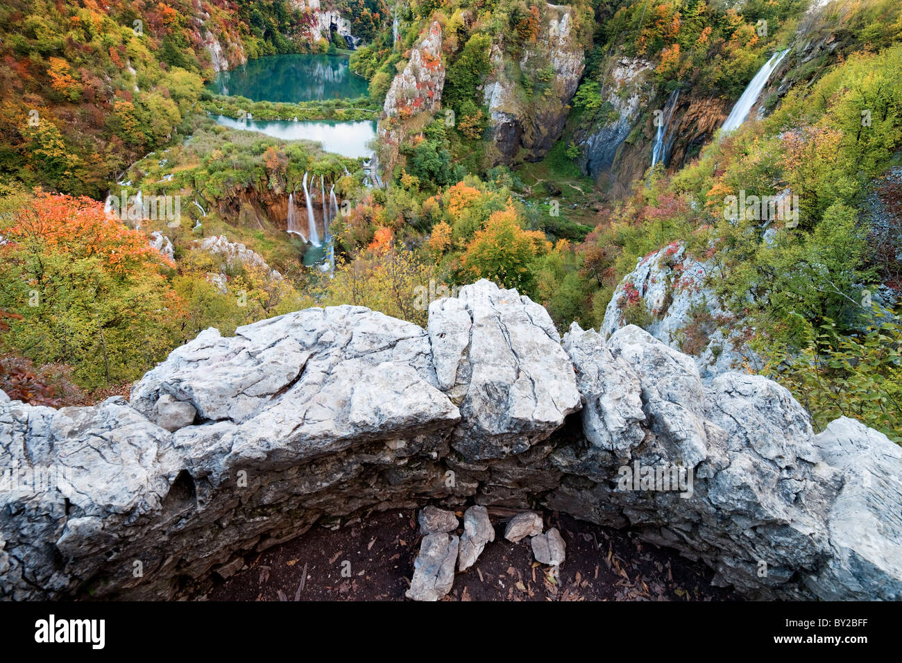 Il Parco Nazionale dei Laghi di Plitvice autunno panorama della valle, vista dal punto di vista Foto Stock