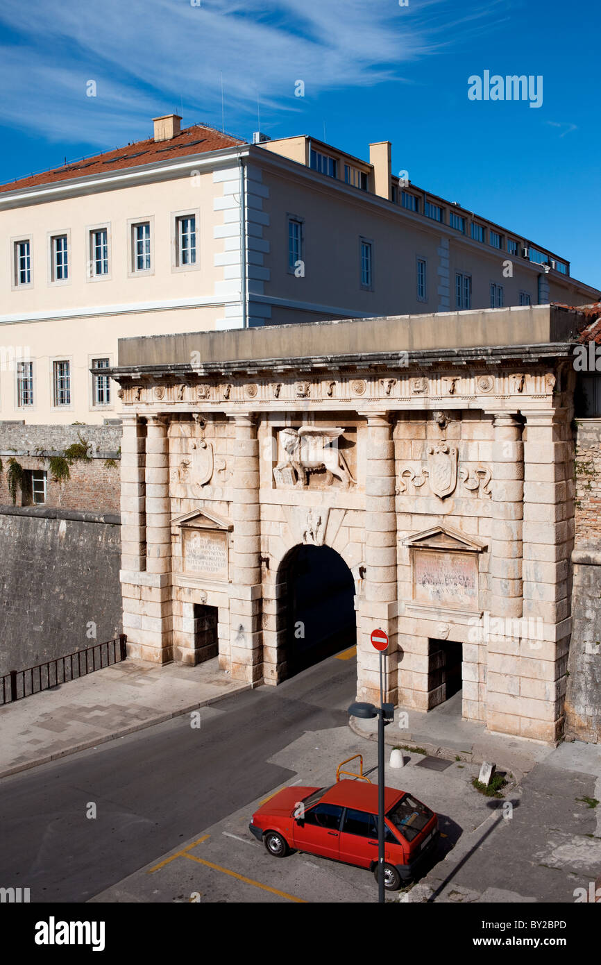 La porta di terra e la vecchia città di Zadar, Croazia, eretto nel 1543, in stile rinascimentale con il veneziano leone alato oltre al suo arco. Foto Stock