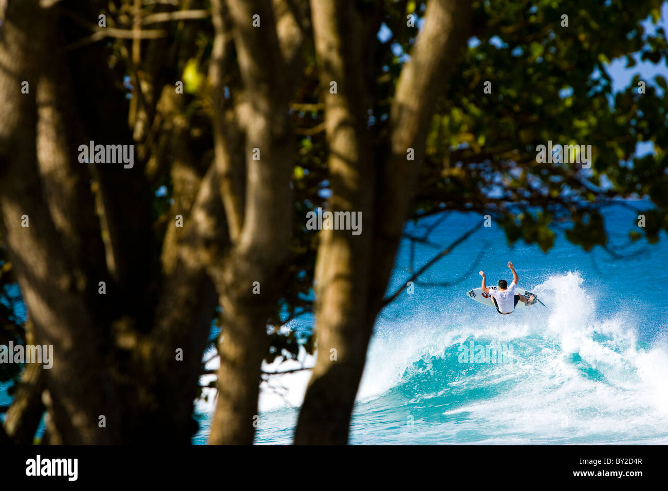 Surfer facendo un aria frontside a Puerto Rico Foto Stock