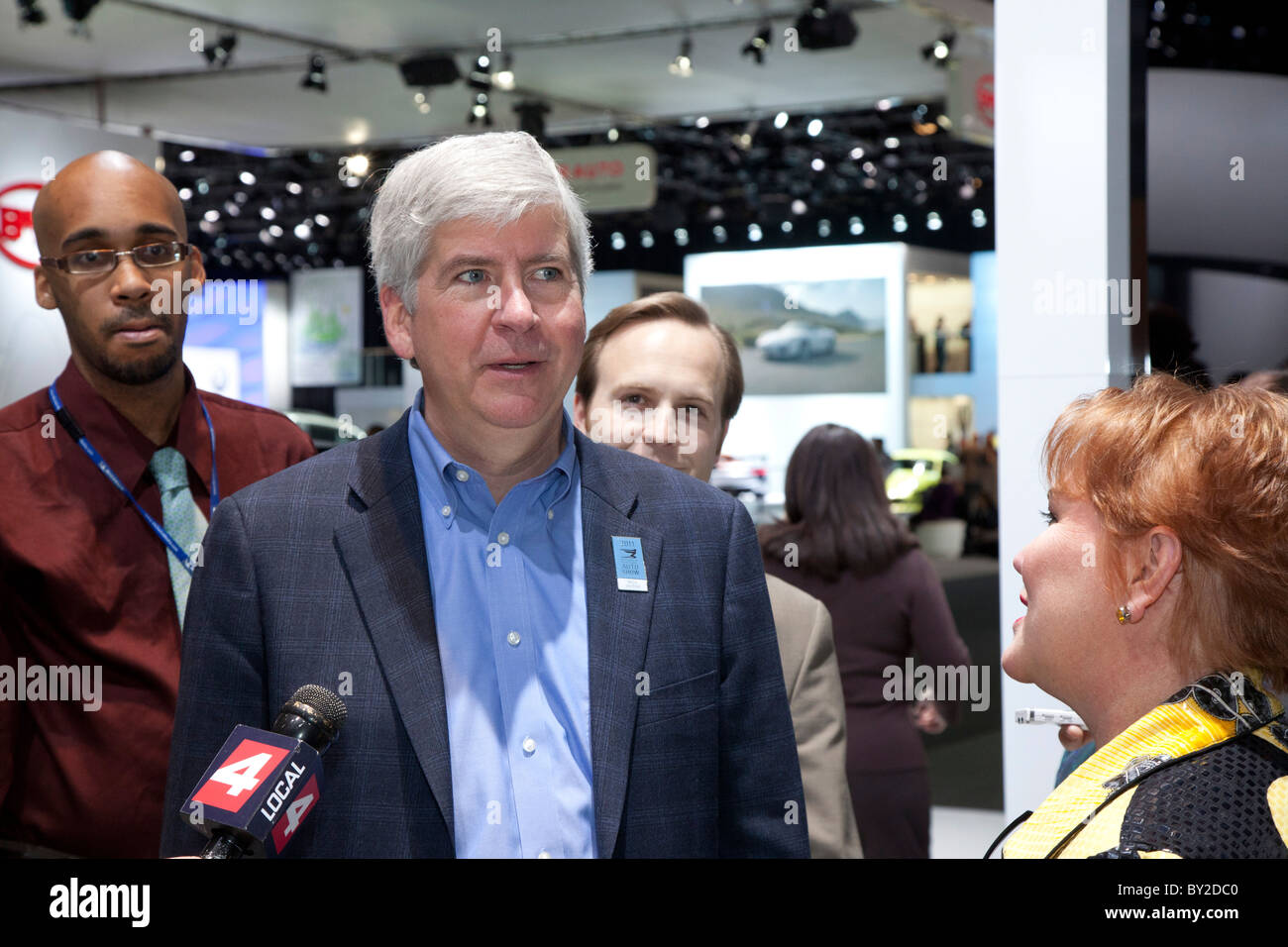 Detroit, Michigan - Michigan governatore Rick Snyder Tours il North American International Auto Show. Foto Stock