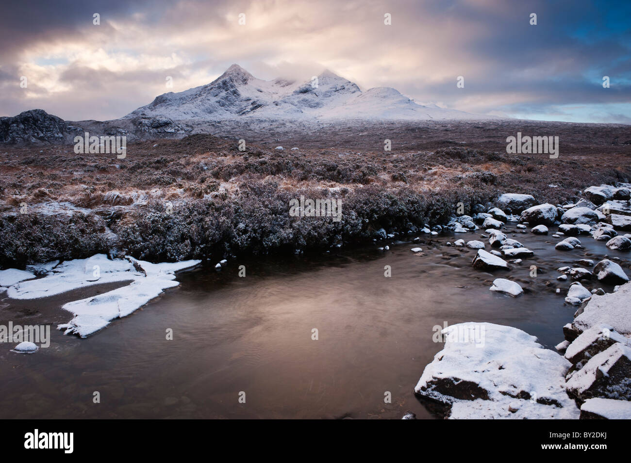 Clearning tempesta di neve sul nero Cuillins, Isola di Skye in Scozia Foto Stock