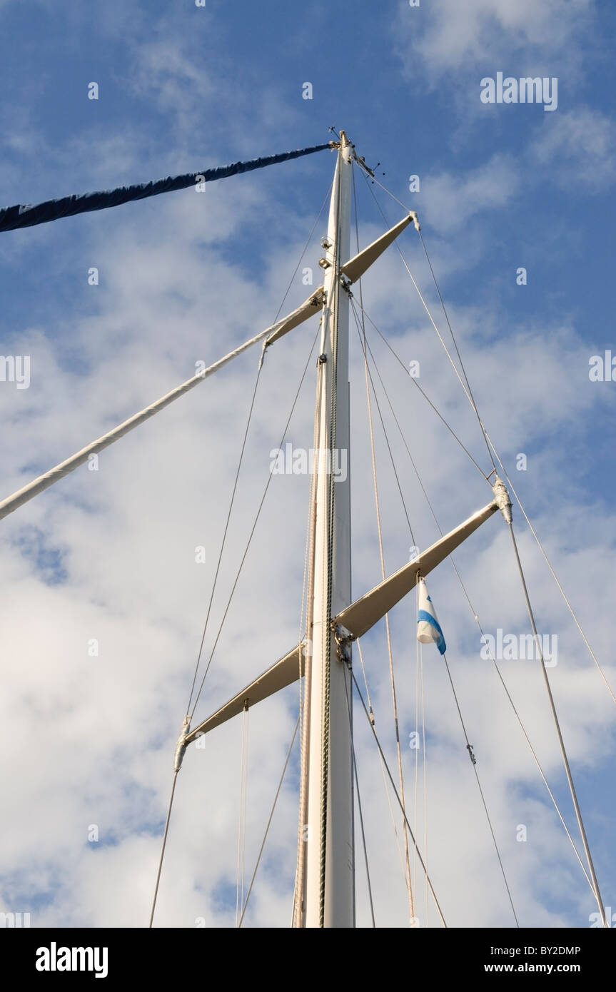 Montante e allestimento di un moderno yacht a vela. Foto Stock