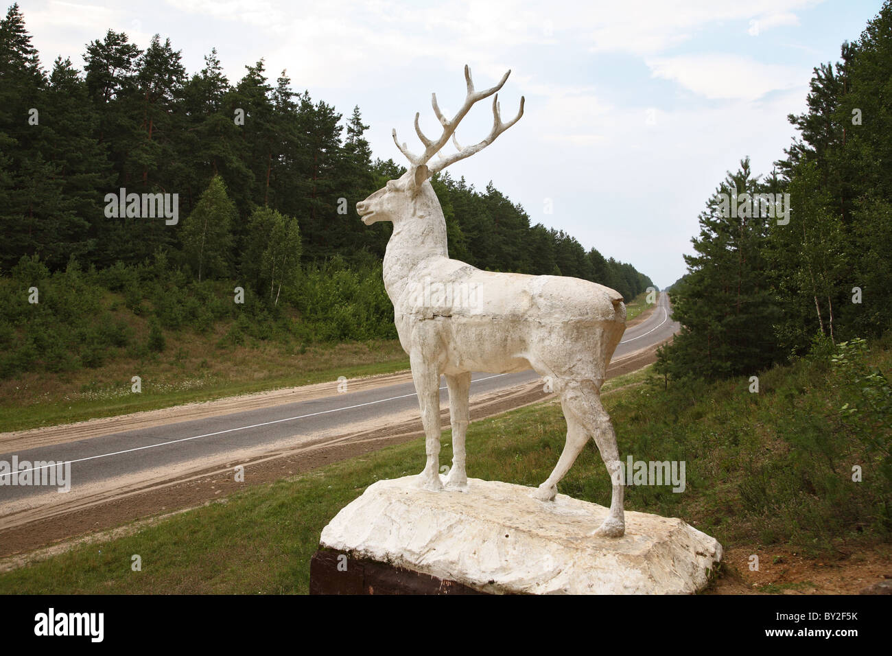 Un cervo scultura all'ingresso Belavezskaja Pusca, Kamjanjuki, Bielorussia Foto Stock