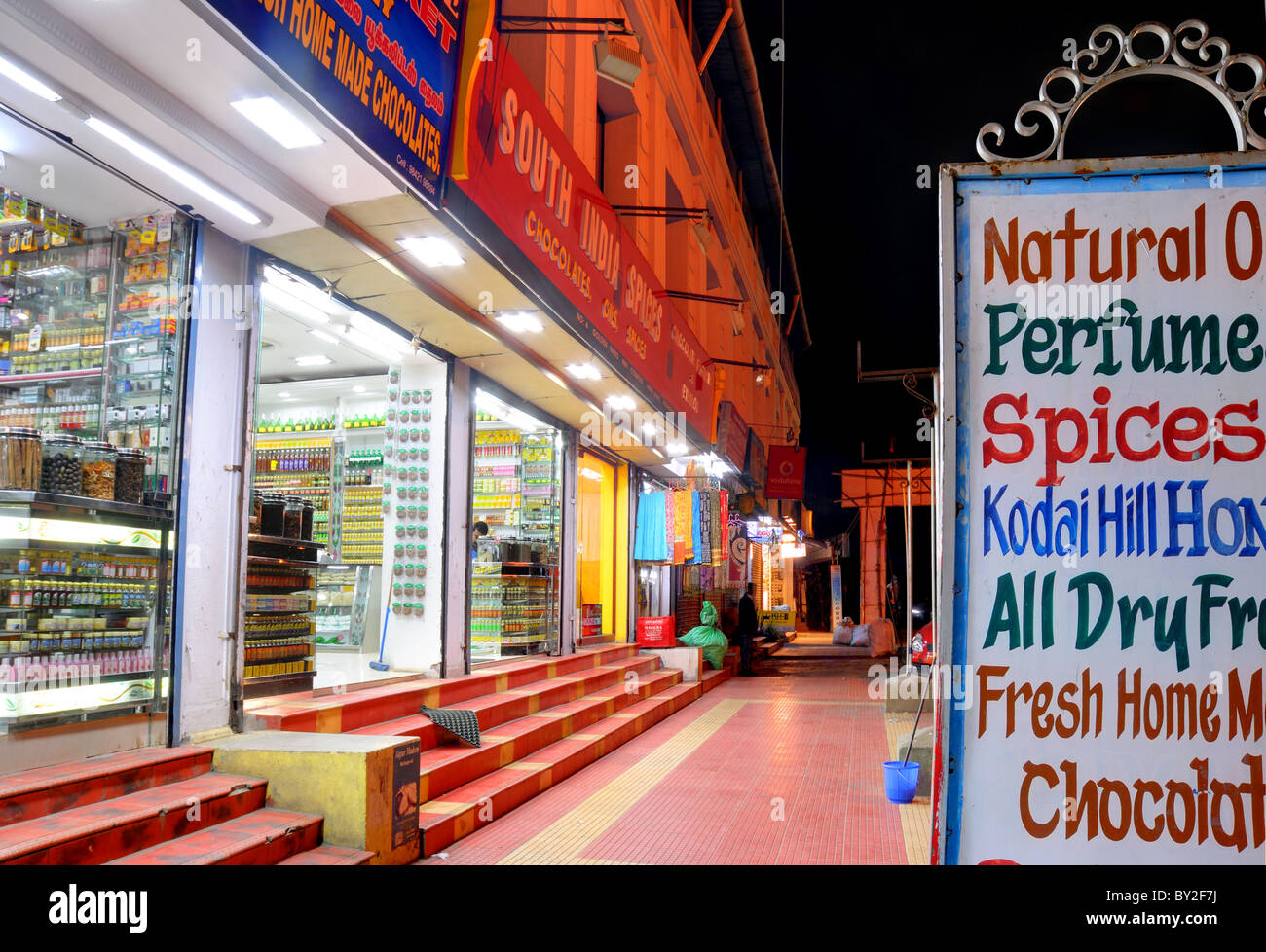 Un Indian Spice shop a Kodaicanal di notte Foto Stock