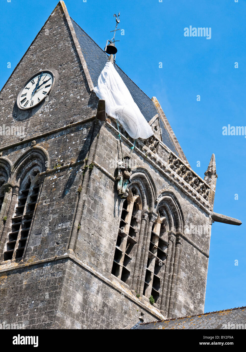 Paracadutista appeso il campanile della chiesa, Ste Mere Eglise, Normandia Francia Foto Stock