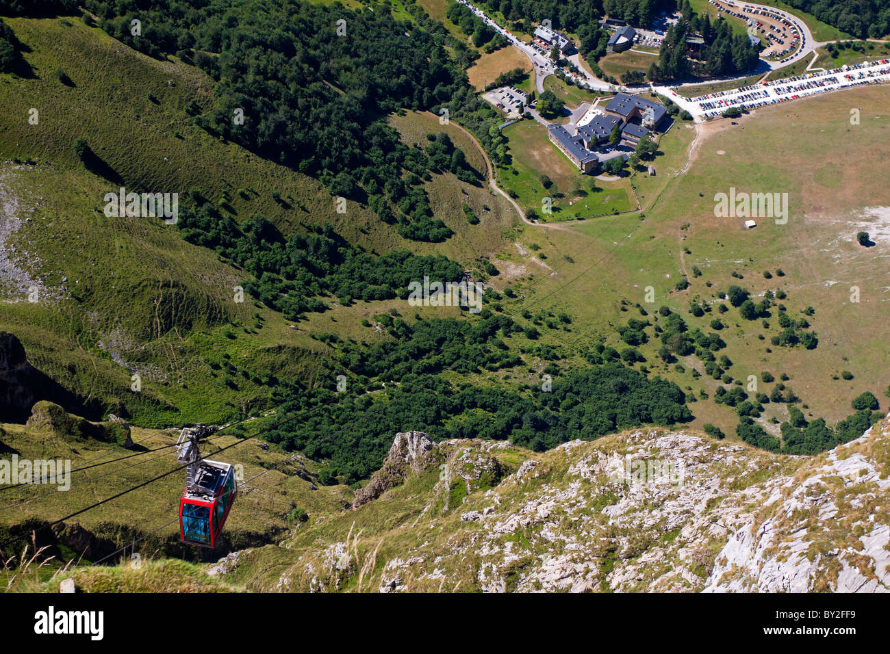 Funivia e montagne a Fuente De nel Parco Nazionale Picos de Europa nel nord della Spagna Foto Stock