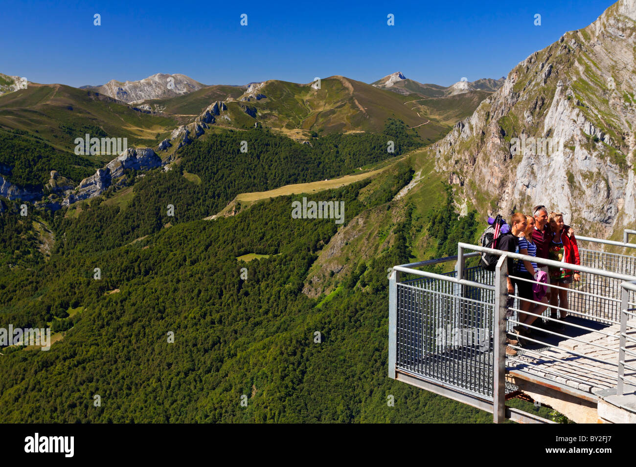 I turisti sulla piattaforma di osservazione in montagna a Fuente De nel Parco Nazionale Picos de Europa nel nord della Spagna Foto Stock