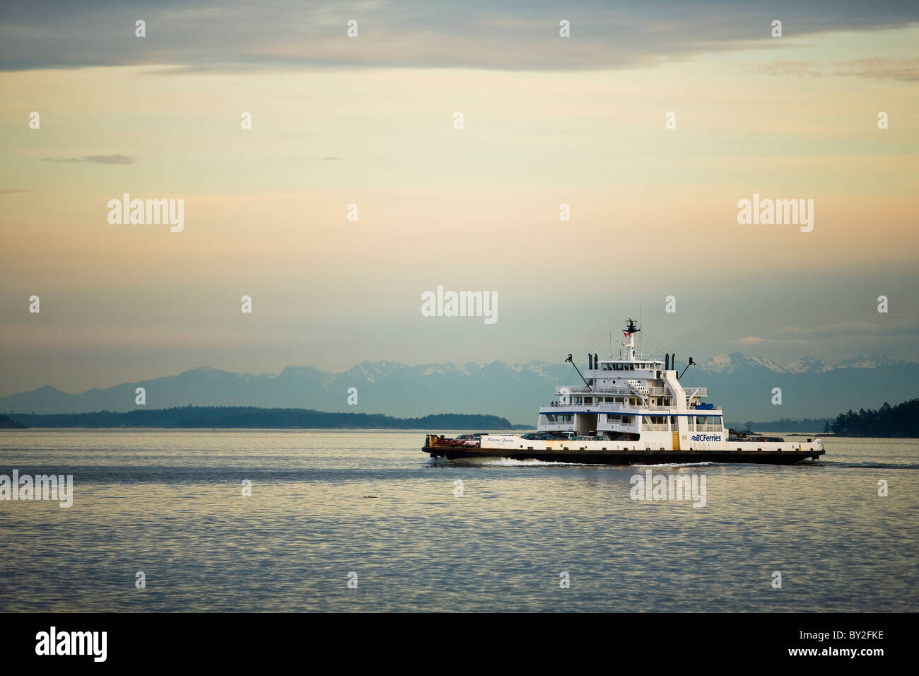 Un Canadese ferry boat navette auto e turisti al crepuscolo. Foto Stock