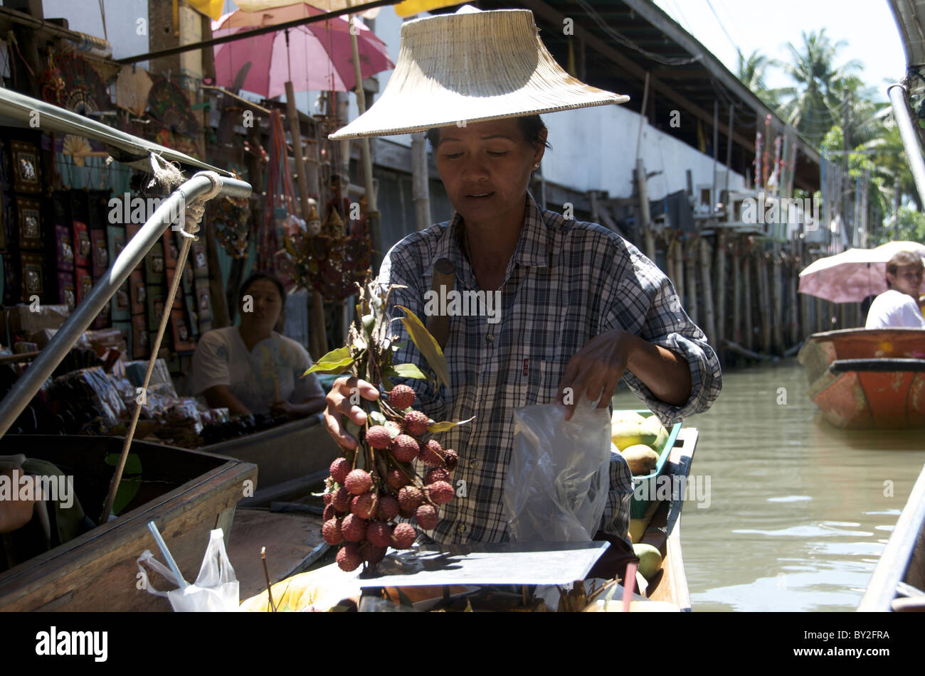 Venditore DI MERCATO IN BARCA Damnoen Saduak Bangkok Bangkok Thailandia mercato galleggiante BANGKOK 23 Marzo 2010 Foto Stock