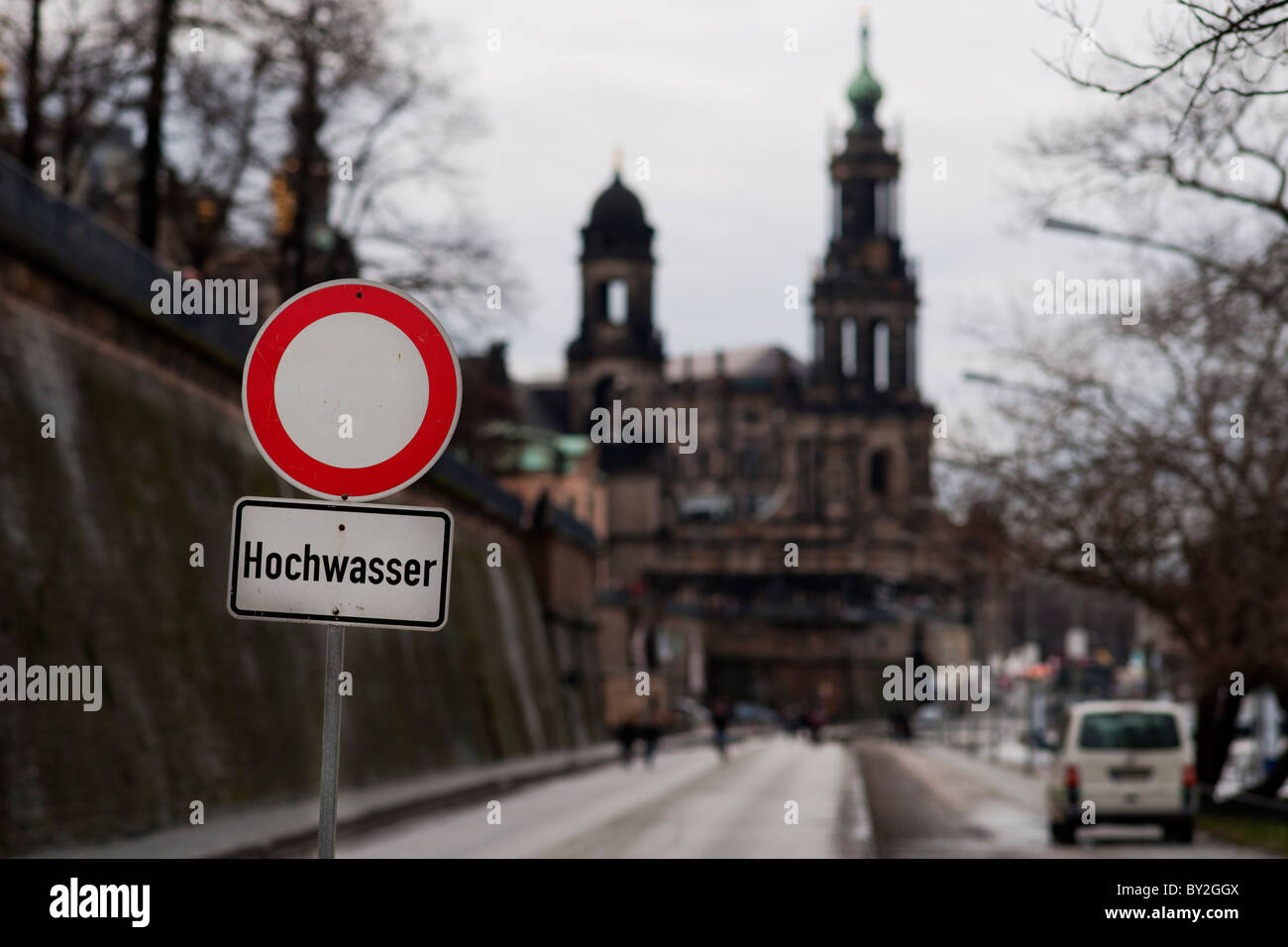 Wegen Hochwasser gesperrtes Terrassenufer in Dresden mit Brühlscher Terrasse im Hintergrund. Foto Stock