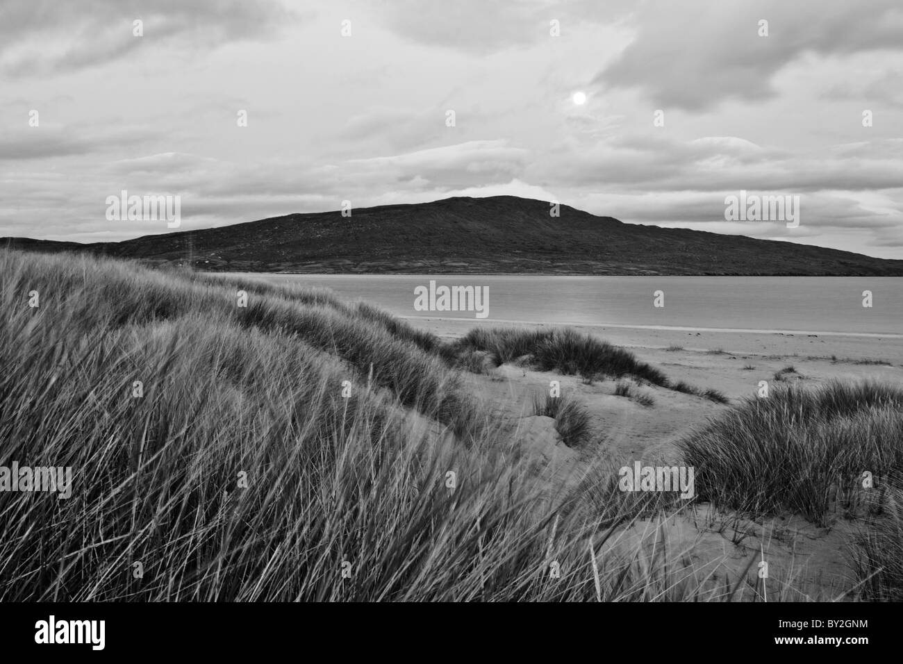 Taransay sotto il chiaro di luna si vede dalle dune di Luskentire sull'Isle of Harris, Scozia . Foto Stock