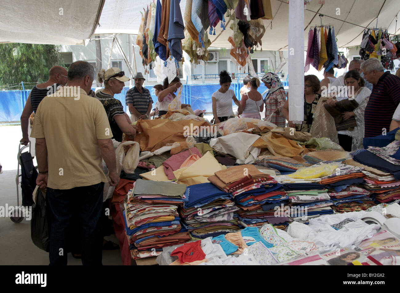 Il materiale tessuto di stallo BAAZAR DIDIUM MERCATO DIDIUM Turchia Turchia DIDIUM MERCATO BAAZAR TURCHIA 23 Maggio 2010 Foto Stock