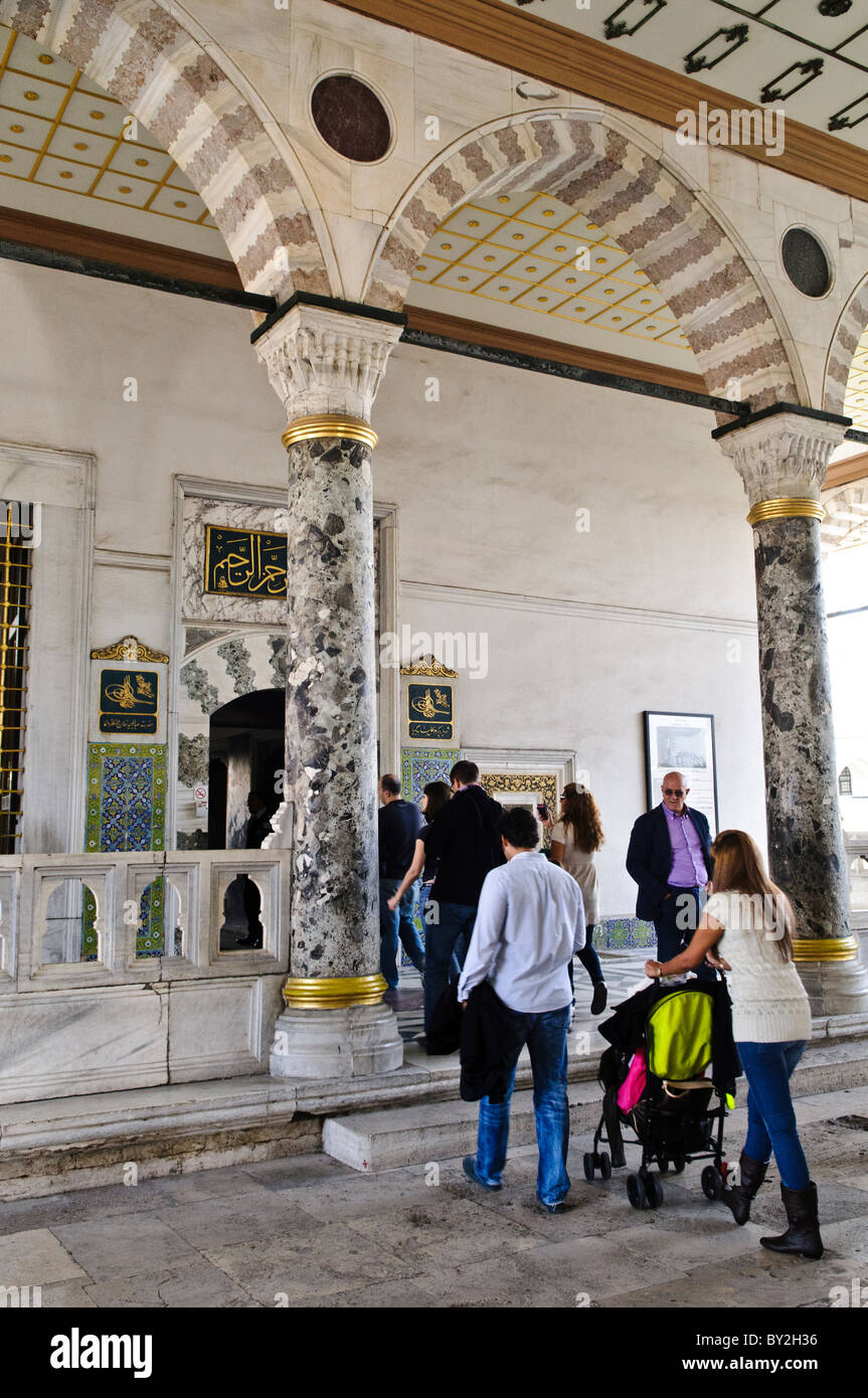 Palazzo Topkapi Harem visitatori Istanbul Turchia // ISTANBUL, Turchia - folle di visitatori nell'Harem del Palazzo Topkapi, il palazzo ottomano nel quartiere Sultanahmet di Istanbul. La grandiosa architettura, caratterizzata da colonne e archi ornati, offre uno scorcio sulla sfarzosa storia dell'Impero Ottomano. Foto Stock