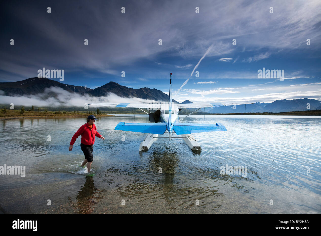 Un uomo cammina intorno ad un piano di flottazione in Alaska. Foto Stock