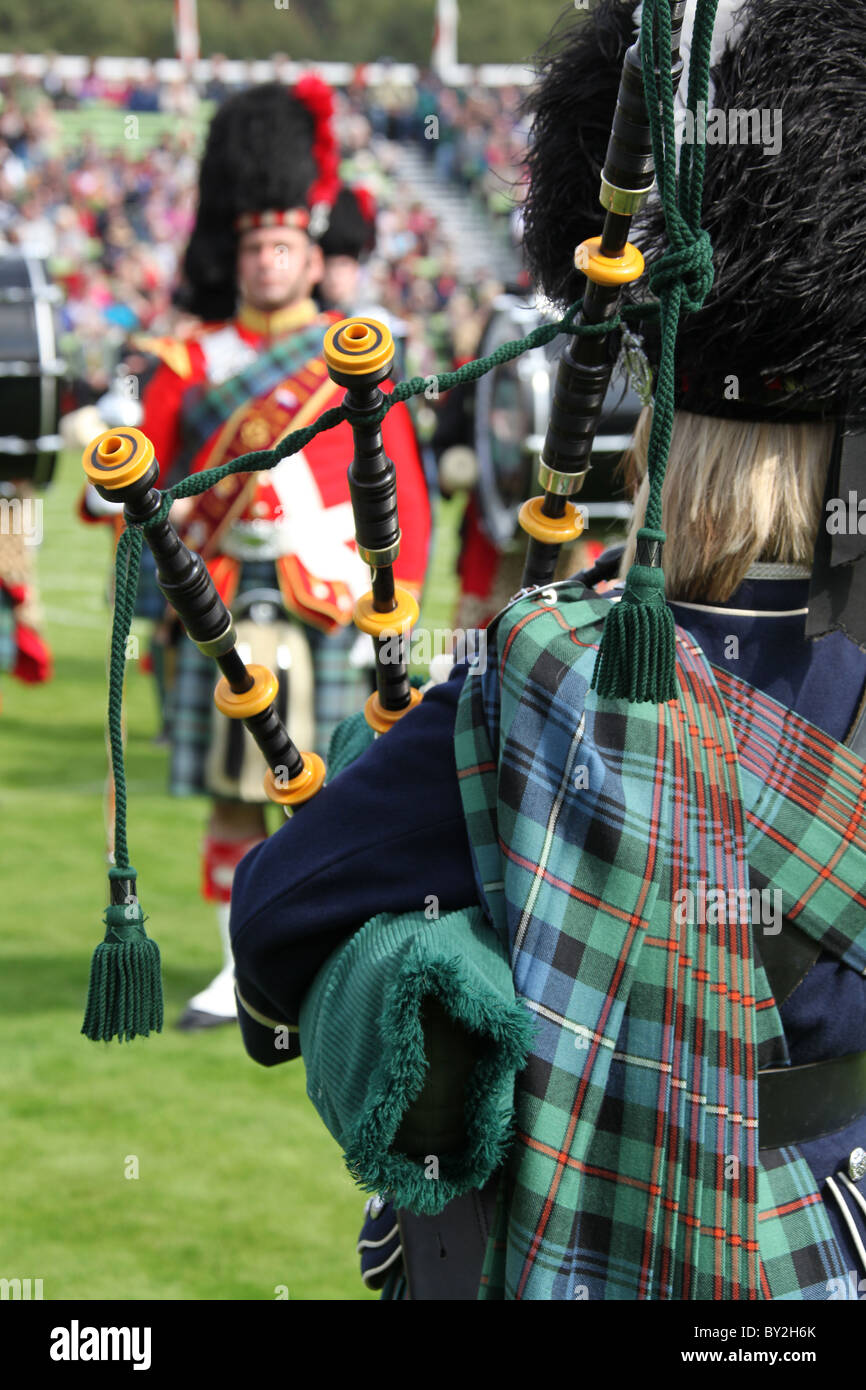 Villaggio di Braemar, Scozia. Vista posteriore di un piper dal Ballater & District Pipe Band a Braemar raccolta di giochi. Foto Stock