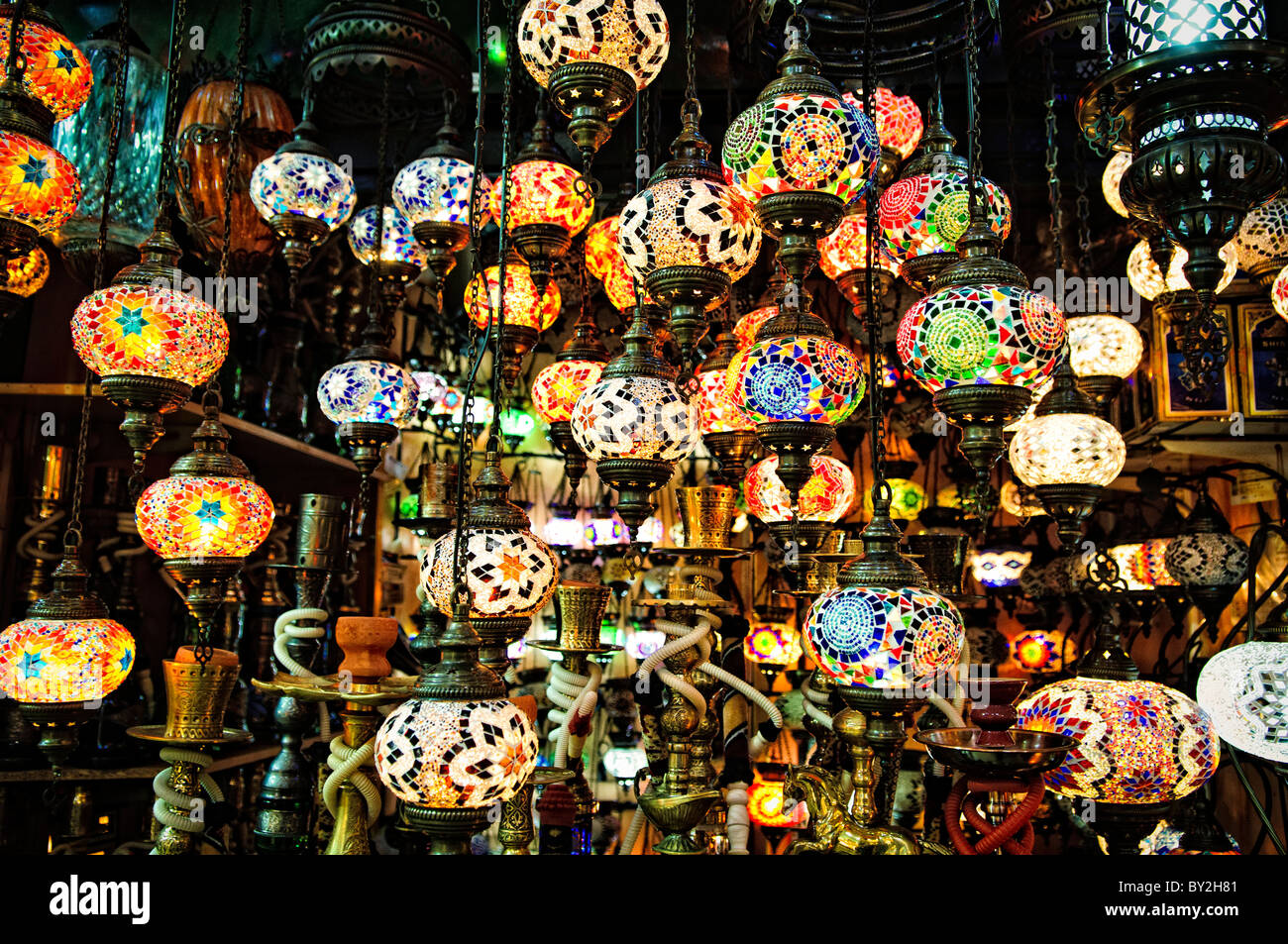 ISTANBUL, Turchia / Türkiye - ISTANBUL, Turchia - il Gran Bazar di Istanbul include molti negozi che vendono luci sospese dai colori vivaci con un design a goccia di mosaici di vetro colorati. Il Grand Bazaar, uno dei mercati coperti più grandi e antichi del mondo, è un vivace centro commerciale e culturale di Istanbul. Caratterizzato da un labirinto di oltre 4.000 negozi, offre una vivace gamma di prodotti, da spezie e gioielli a tessuti e ceramiche. L'architettura storica e l'atmosfera vivace del Grand Bazaar attirano milioni di visitatori ogni anno. Foto Stock