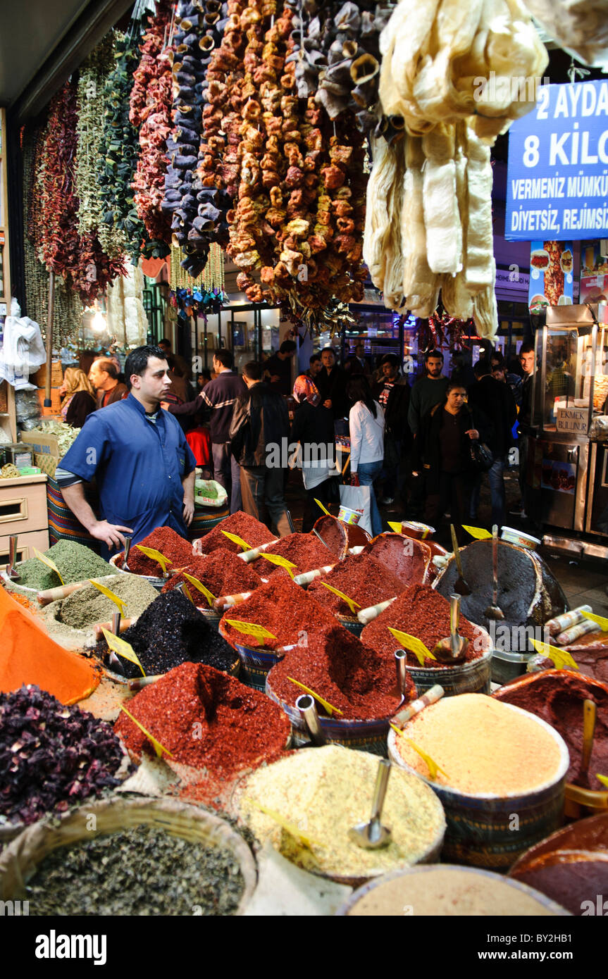 Spice Bazaar Erbe e spezie Istanbul Turchia // ISTANBUL, Turchia — erbe e spezie assortite esposte in un negozio adiacente al Bazaar delle spezie (noto anche come Bazaar egiziano) a Istanbul. Il Bazar delle spezie, costruito nel 1660 come parte del complesso della nuova Moschea, è uno dei più antichi mercati coperti di Istanbul e un importante centro per il commercio di spezie ed erbe. Situato nel quartiere di Eminönü, il bazar è stato per secoli un centro commerciale che collega le rotte commerciali europee e asiatiche. Il mercato ospita decine di venditori ambulanti che vendono spezie tradizionali turche, tè, frutta secca e altri culi Foto Stock