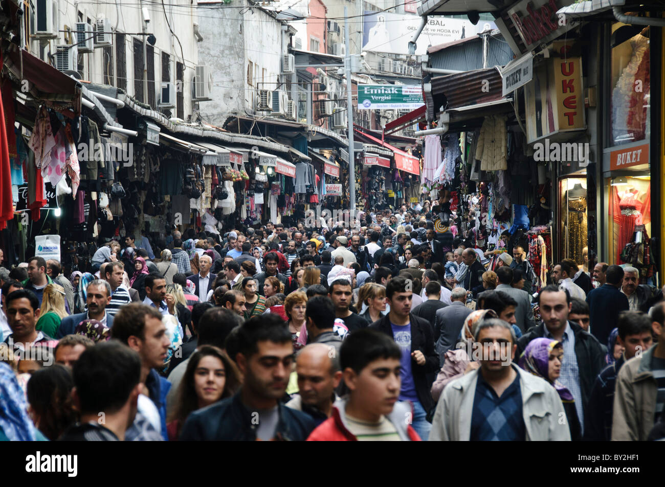 Il Bazaar delle spezie è affollato Istanbul Turchia // ISTANBUL, Turchia: Le folle si radunano nelle strade che si irradiano dal Bazaar delle spezie (noto anche come Bazaar egiziano) di Istanbul. Il Bazar delle spezie, conosciuto localmente come Mısır Çarşısı, è uno dei più antichi mercati coperti di Istanbul, originariamente costruito nel 1664 come parte del complesso della nuova Moschea. Il mercato era tradizionalmente un importante centro commerciale per spezie, erbe e altri beni provenienti dall'Egitto e da altre parti dell'Impero ottomano. Situato nel quartiere di Eminönü vicino al Corno d'Oro, il bazar rimane una destinazione popolare sia per la gente del posto che per i visitatori. Foto Stock