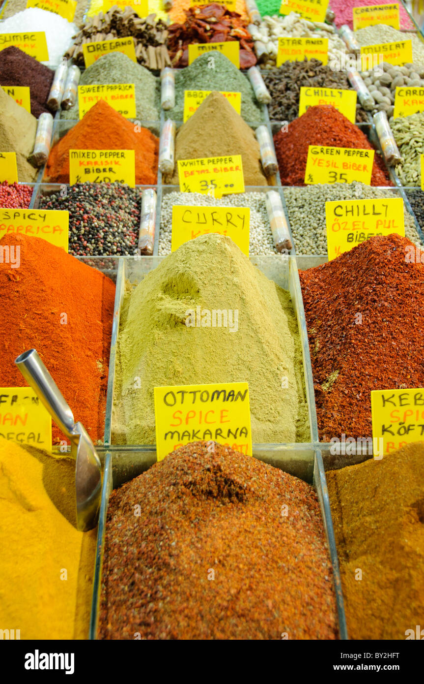 Egyptian Spice Bazaar Spices Istanbul Turchia // ISTANBUL, Turchia — Una gamma di spezie disponibili per la vendita presso il Bazaar egiziano (noto anche come Bazaar delle spezie) a Istanbul. Il Bazar egiziano, costruito nel 1660 come parte del complesso della nuova Moschea, è uno dei più antichi mercati coperti di Istanbul e un importante centro per il commercio delle spezie. Situato nel quartiere di Eminönü vicino al Corno d'Oro, il bazar a forma di L ospita circa 85 negozi che vendono spezie, delizie turche, frutta secca, frutta secca, frutta secca e altri prodotti tradizionali. Il mercato è stato un anello cruciale nelle rotte storiche del commercio delle spezie Foto Stock