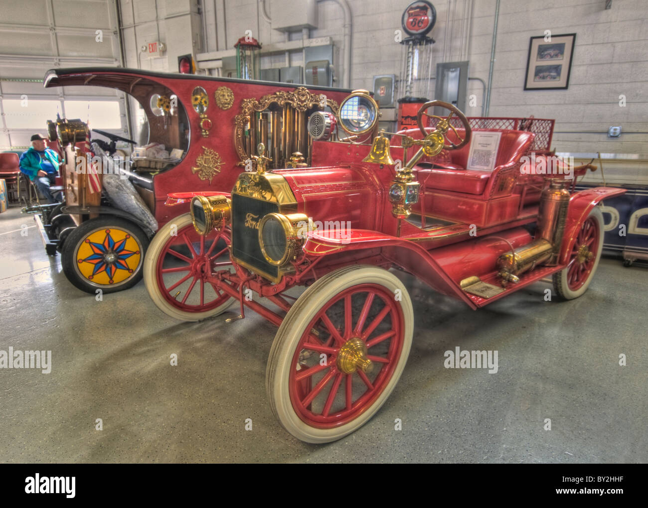 1910 Ford Modello T camion dei pompieri e apparecchiature con un circa 1906 Calliope in background Foto Stock