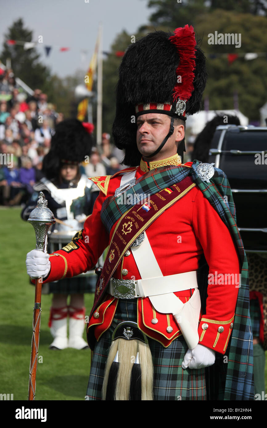 Villaggio di Braemar, Scozia. Grande tamburo dal Ballater & District Pipe Band a Braemar raccolta di giochi. Foto Stock