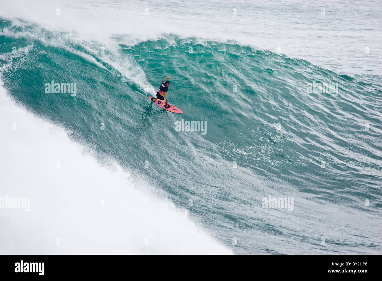 Ariel vista di un giovane uomo di trainare il surf in fantasmi sulla North Shore di Oahu, Hawaii Foto Stock