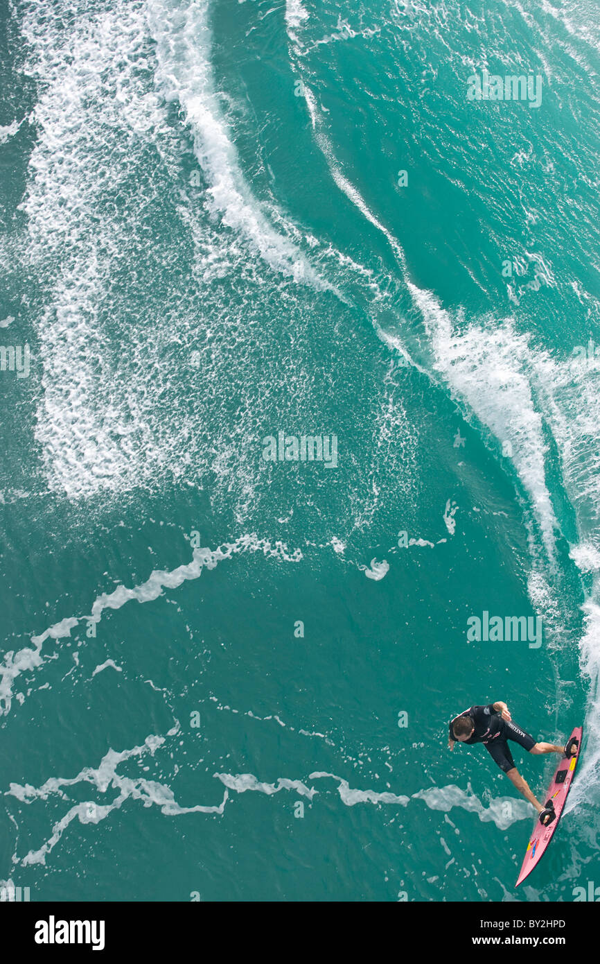 Ariel vista di un giovane uomo di trainare il surf in fantasmi sulla North Shore di Oahu, Hawaii Foto Stock