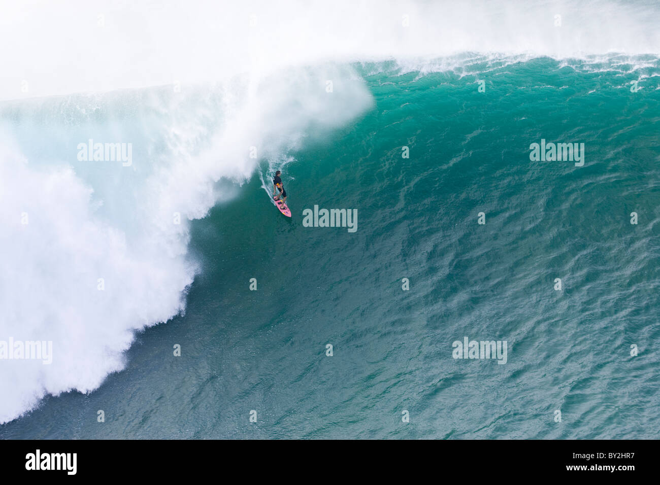 Ariel vista di un giovane uomo di trainare il surf in fantasmi sulla North Shore di Oahu, Hawaii Foto Stock