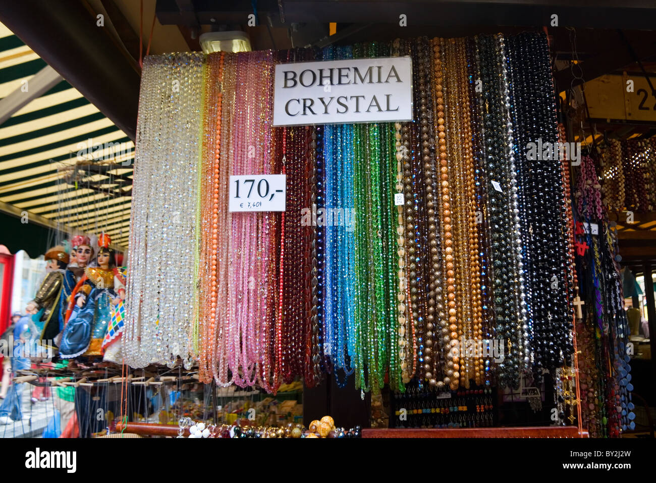 Cristalli di Boemia perline di vetro display ed in un mercato di Praga  Repubblica Ceca Foto stock - Alamy