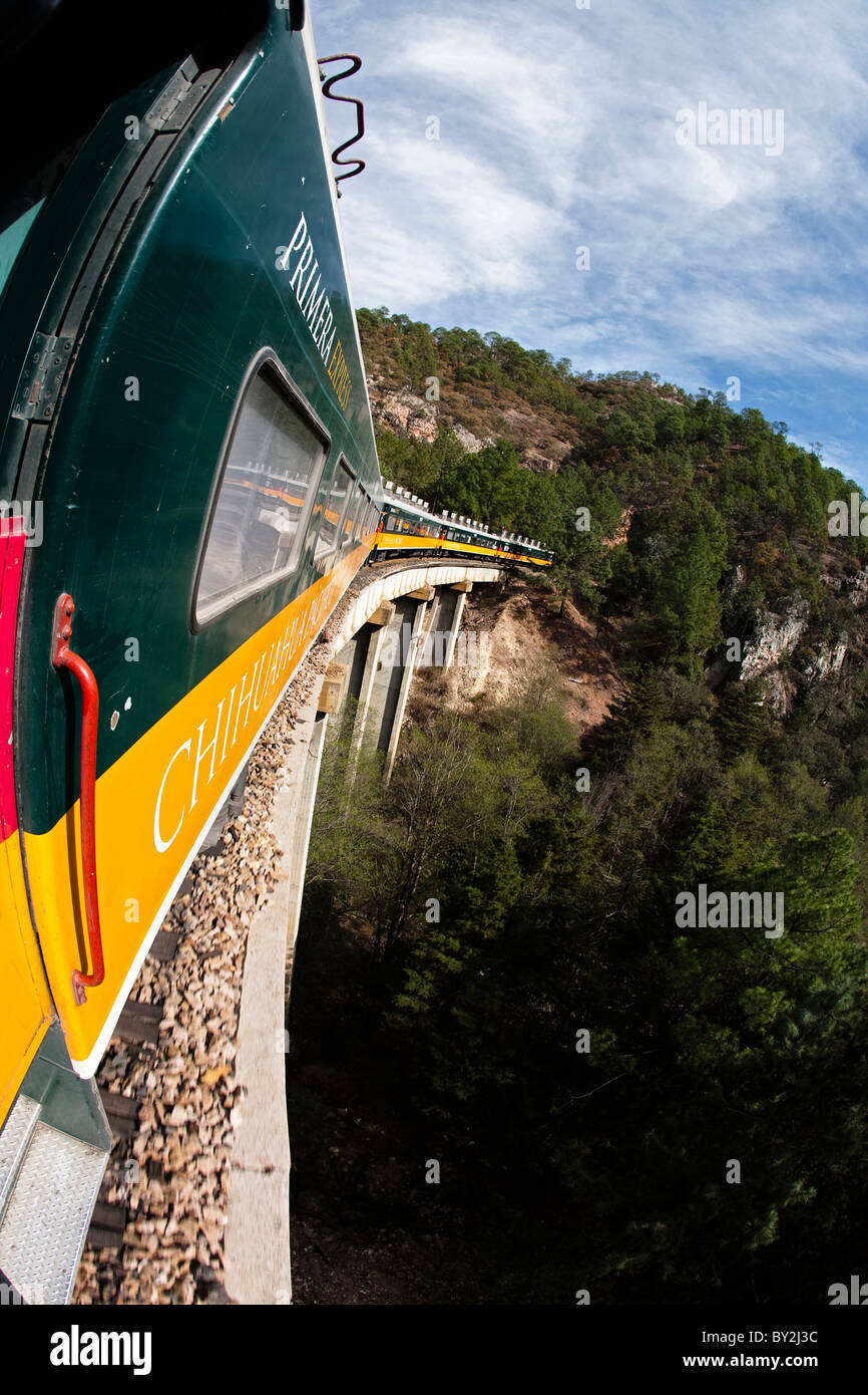 Un treno che va al di sopra di un ponte di Chihuahua, Messico. Foto Stock