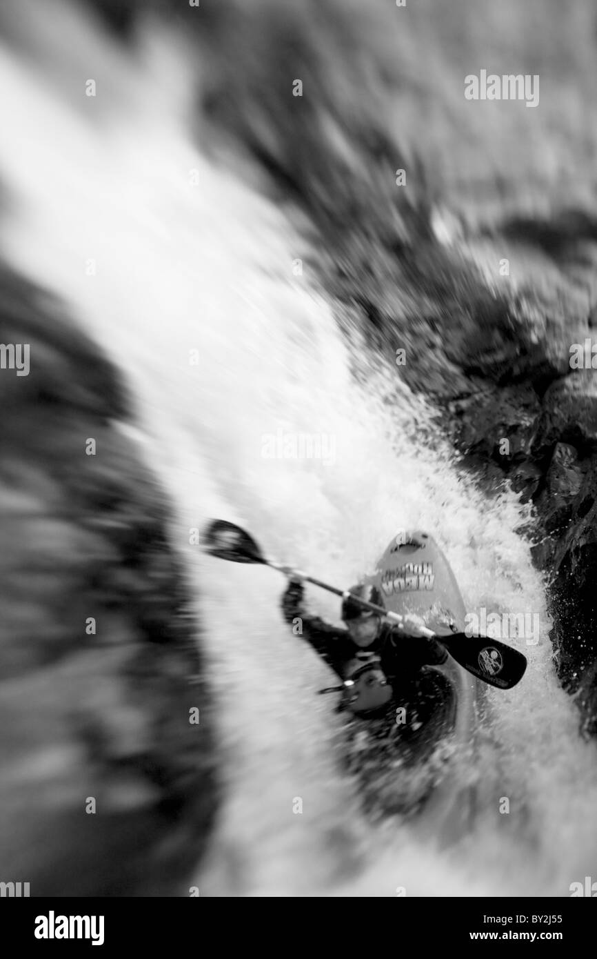 Bianco e nero soft intenzionale dell'immagine messa a fuoco di un kayaker in modo rapido. Foto Stock