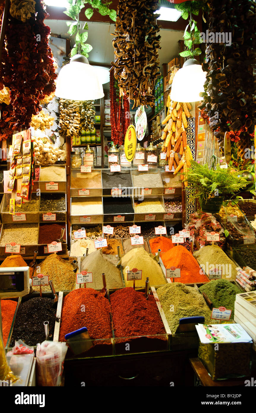 Spezie ed erbe Bazaar egiziano Istanbul // ISTANBUL, Turchia — spezie ed erbe in mostra nel Bazaar egiziano (noto anche come Bazaar delle spezie) a Istanbul. Il Bazar egiziano, costruito nel 1660 come parte del complesso della nuova Moschea, è uno dei più antichi mercati coperti di Istanbul e un importante centro per il commercio delle spezie. Il mercato serviva tradizionalmente come centro per le merci in arrivo dall'Egitto e da altre parti dell'Impero Ottomano. Situato nel quartiere di Eminönü vicino al Corno d'Oro, il bazar ospita decine di negozi che vendono spezie, delizie turche, frutta secca e altri prodotti tradizionali. Foto Stock