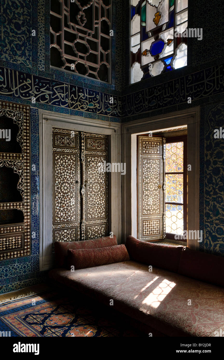 Palazzo Topkapi chiosco di Baghdad Harem Istanbul Turchia // ISTANBUL, Turchia — il chiosco di Baghdad (in turco: Bağdad Köşkü) nell'Harem del Palazzo Topkapi, il palazzo ottomano nel quartiere Sultanahmet di Istanbul. Fu costruito per commemorare la campagna di Baghdad di Murad IV dopo il 1638. Gli interni presentano squisite piastrelle di Iznik, intricate lavorazioni in legno intarsiate in madreperla e colorate vetrate, che creano un'atmosfera ricca e opulenta. Foto Stock