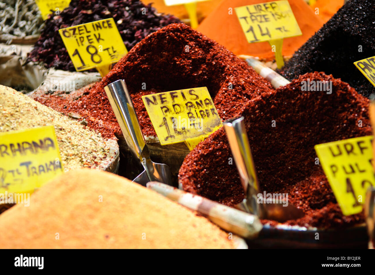 Il Bazar delle spezie e delle erbe Istanbul Turchia // ISTANBUL, Turchia — colorate montagne di spezie tradizionali riempiono le bancarelle dei venditori presso il Bazaar delle spezie (noto anche come Mısır Çarşısı o Bazaar egiziano). Originariamente costruito nel 1660 come parte della vasta rete commerciale delle spezie dell'Impero ottomano, il bazar fu costruito per generare entrate per il vicino complesso della nuova Moschea. Il mercato coperto a forma di L contiene circa 85 negozi specializzati in spezie, erbe aromatiche, delizie turche, frutta secca e altri prodotti culinari tradizionali. Situato nel quartiere di Eminönü, vicino al Corno d'Oro, il bazar co Foto Stock