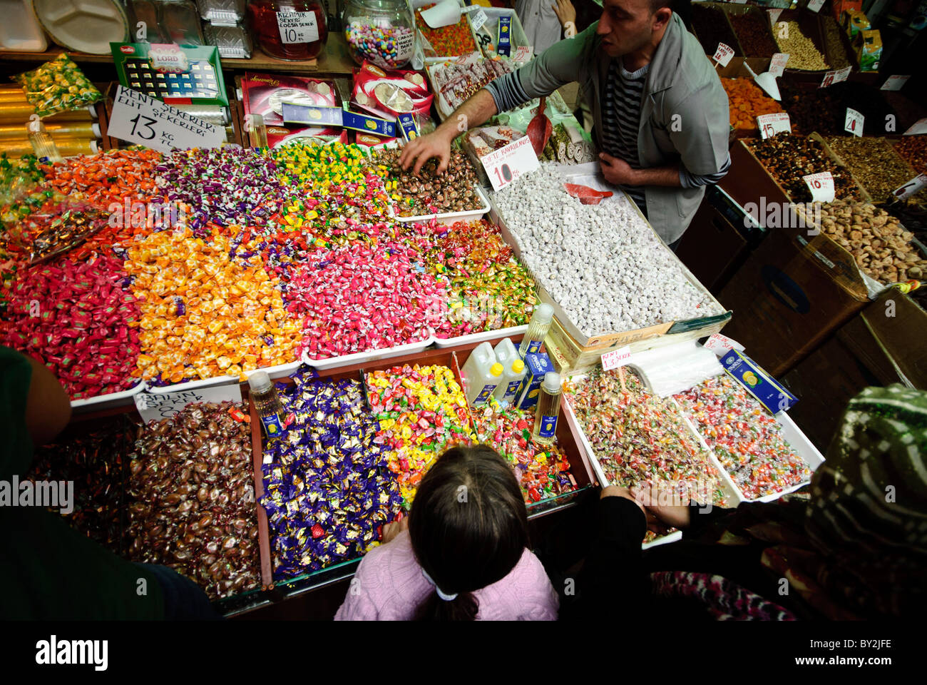 Caramelle e dolci del Bazaar delle spezie Istanbul // ISTANBUL, Turchia - caramelle e dolci avvolti sono esposti in vendita al Bazaar delle spezie (noto anche come Bazaar egiziano) di Istanbul. Il Bazar delle spezie, conosciuto localmente come Mısır Çarşısı, è uno dei più antichi mercati coperti di Istanbul, originariamente costruito nel 1664 come parte del complesso della nuova Moschea. Il bazar era tradizionalmente specializzato in spezie, erbe e medicinali importati dall'Egitto e da altre parti dell'Impero Ottomano. Oggi, il mercato ospita dozzine di negozi che vendono dolci tradizionali turchi, spezie, tè e dolci accanto ai suoi origi Foto Stock