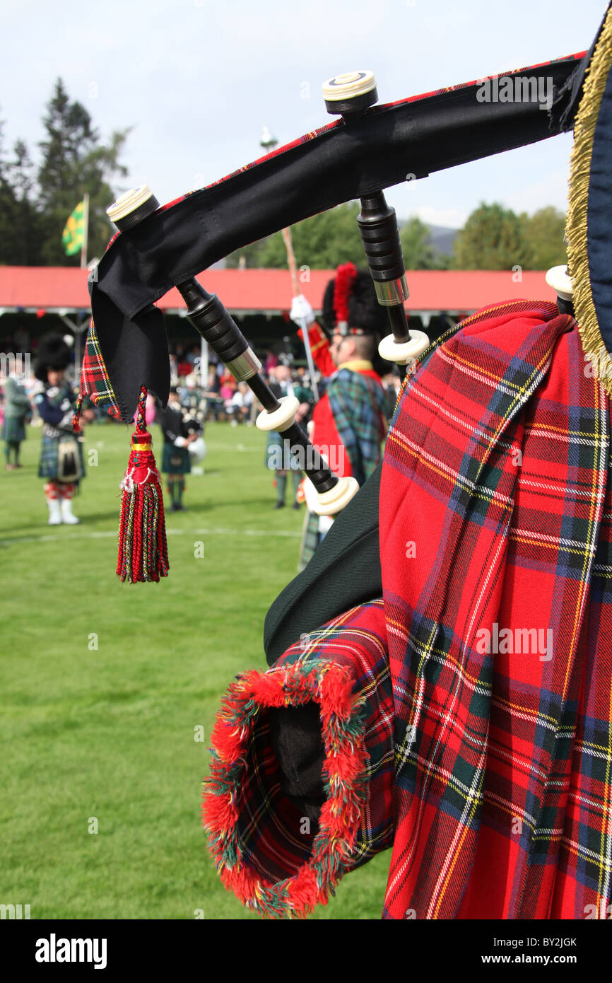 Villaggio di Braemar, Scozia. Vista posteriore di un piper dal Ballater & District Pipe Band a Braemar raccolta di giochi. Foto Stock