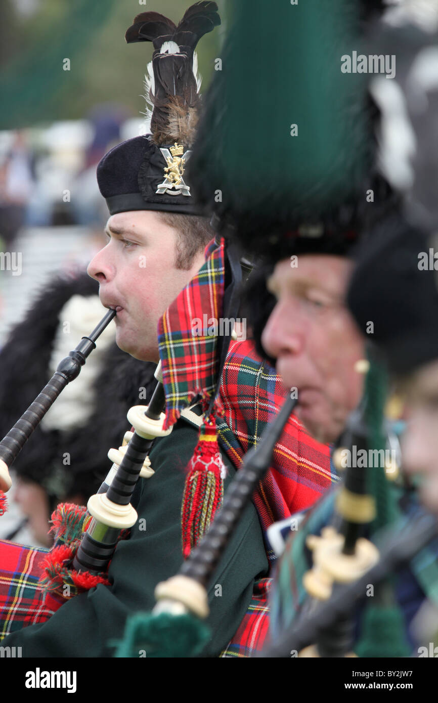 Villaggio di Braemar, Scozia. Vista ravvicinata di un piper dal Ballater & District Pipe Band a Braemar raccolta di giochi. Foto Stock