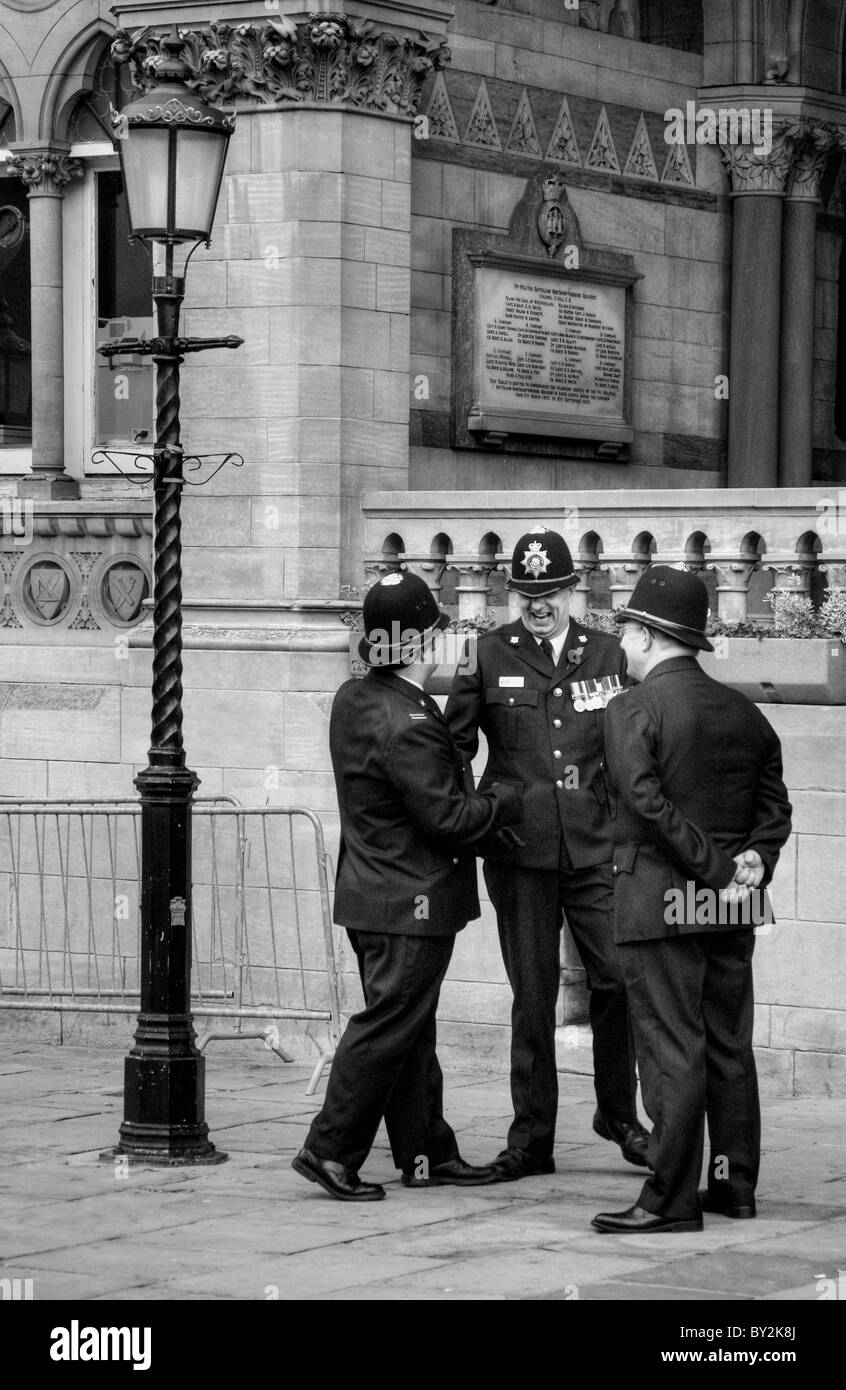 Tre poliziotti, uno ridere, fuori la Guildhall, Northampton, Northamptonshire, Regno Unito Foto Stock