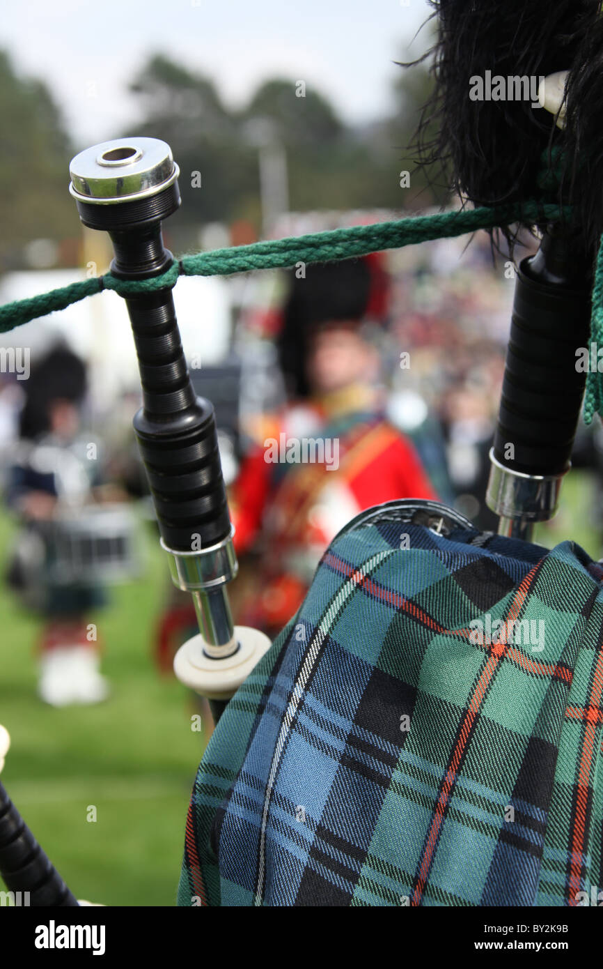 Villaggio di Braemar, Scozia. Vista posteriore di un piper dal Ballater & District Pipe Band a Braemar raccolta di giochi. Foto Stock