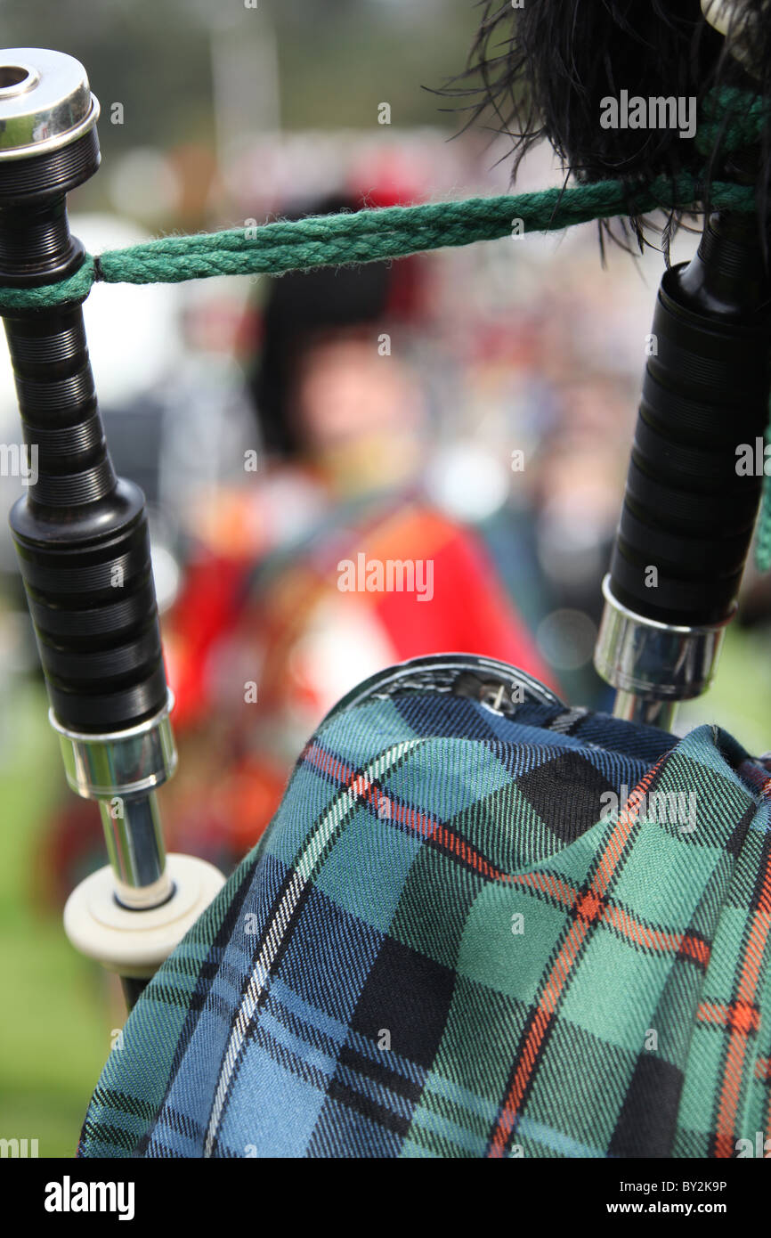 Villaggio di Braemar, Scozia. Vista posteriore di un piper dal Ballater & District Pipe Band a Braemar raccolta di giochi. Foto Stock