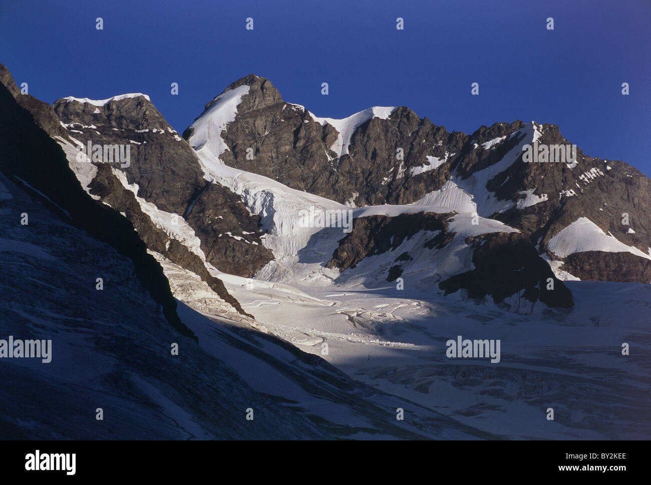 Jungfrau al mattino, vista dal ghiacciaio di Aletsch, Alpi della Svizzera Foto Stock