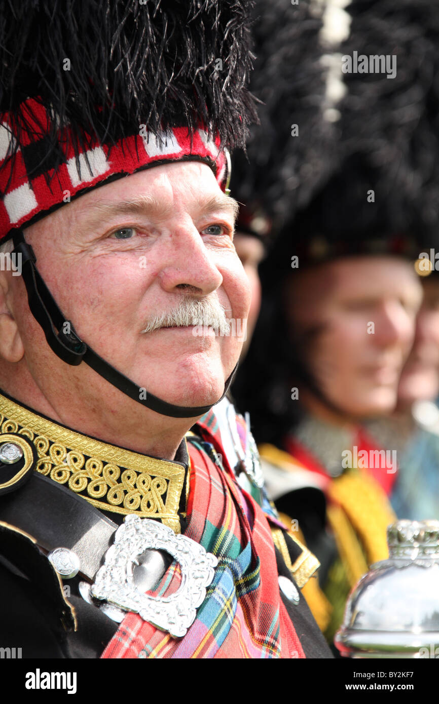 Villaggio di Braemar, Scozia. Visualizzazione verticale del grande tamburo da Turriff & District Pipe Band a Braemar raccolta di giochi. Foto Stock